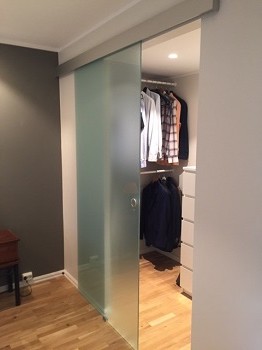 Frostet skyvedør med skinne